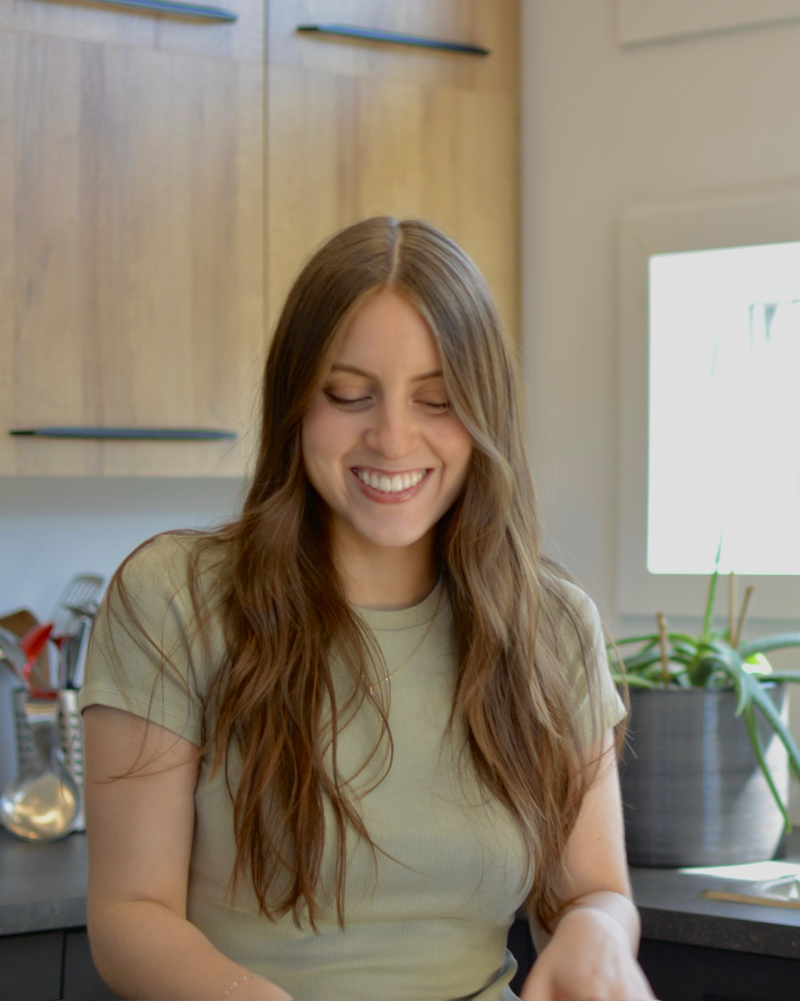 Martina dans sa cuisine, souriante