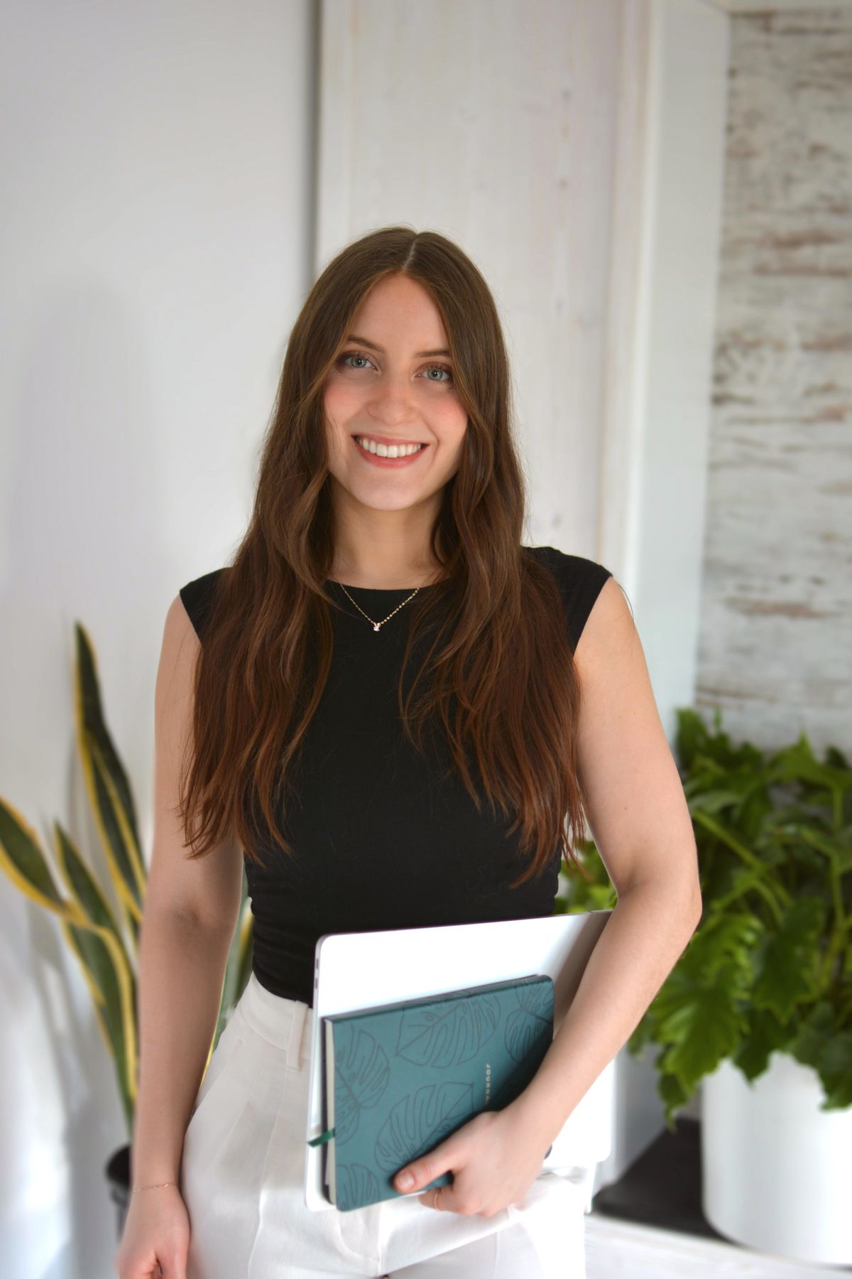 Martina-Grace De Bonis, nutritionniste-diététiste, souriante dans son bureau